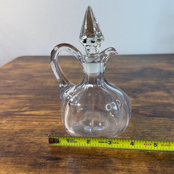 Elegant Clear Glass Decanter with Stopper - Picture 3 of 7